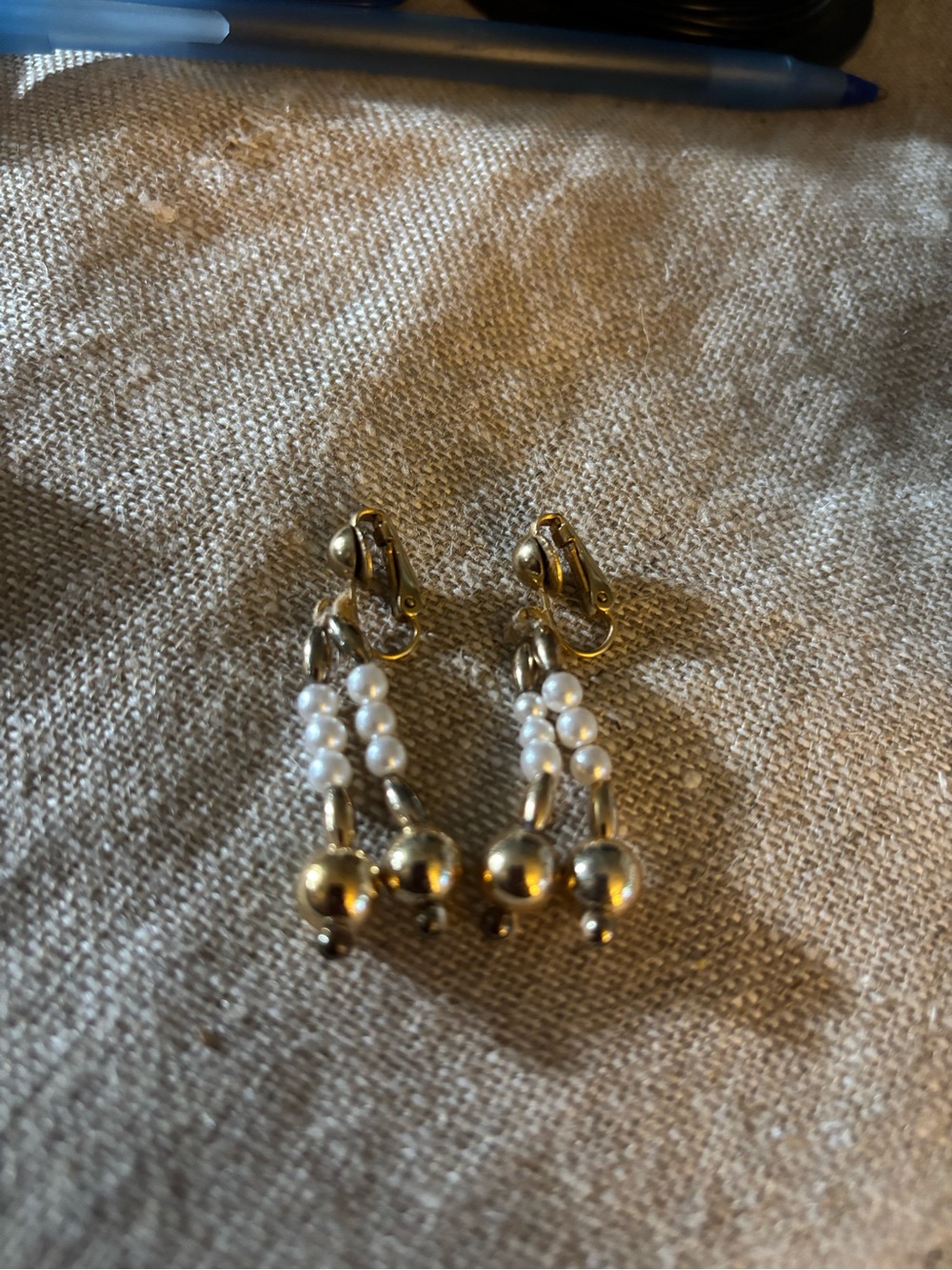(JE20) Vintage Sarah Coventry Gold Tone & Faux Pearl Dangle Clip on Earrings